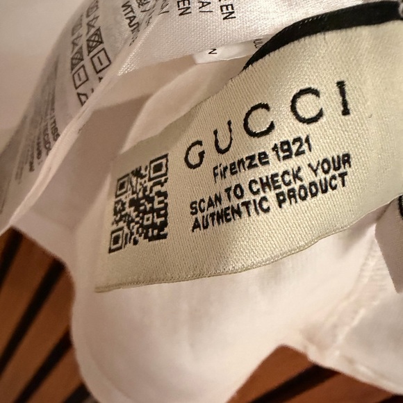 Gucci Cream Tee with Black Graphic - Picture 5 of 6